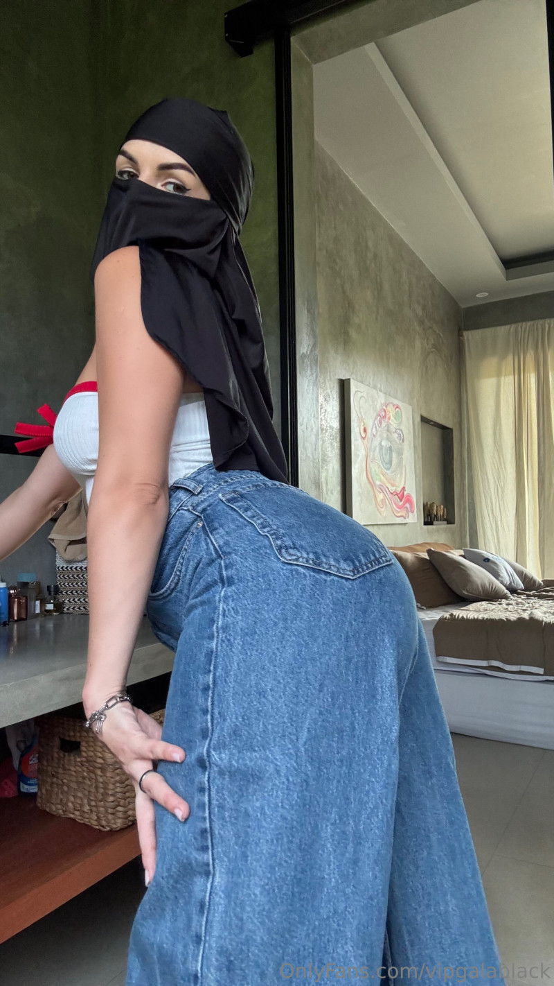 Muslim Milf Hijabi Reveals: Sexy Curves & Bedroom Secrets