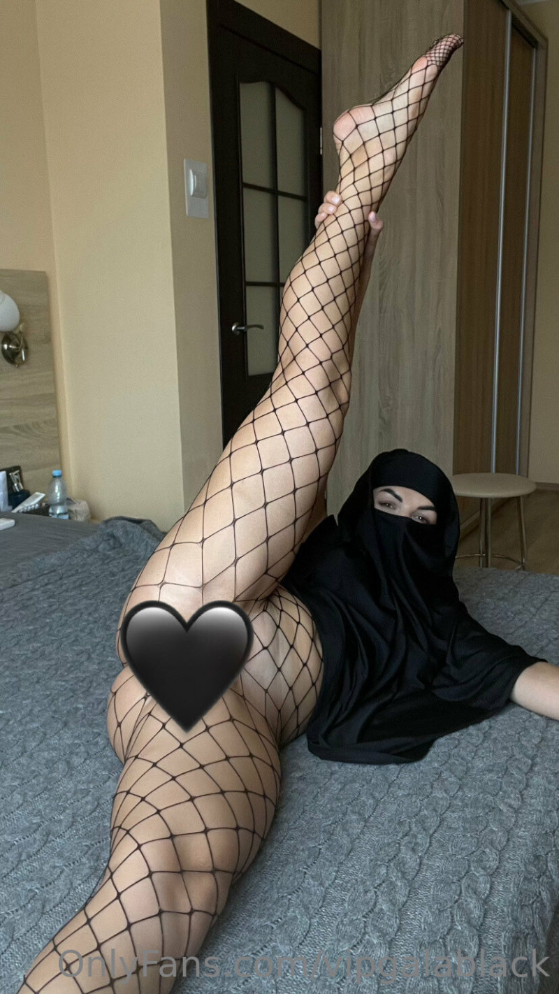 Muslim OnlyFans Hijabi Reveals Her Desires with Confidence