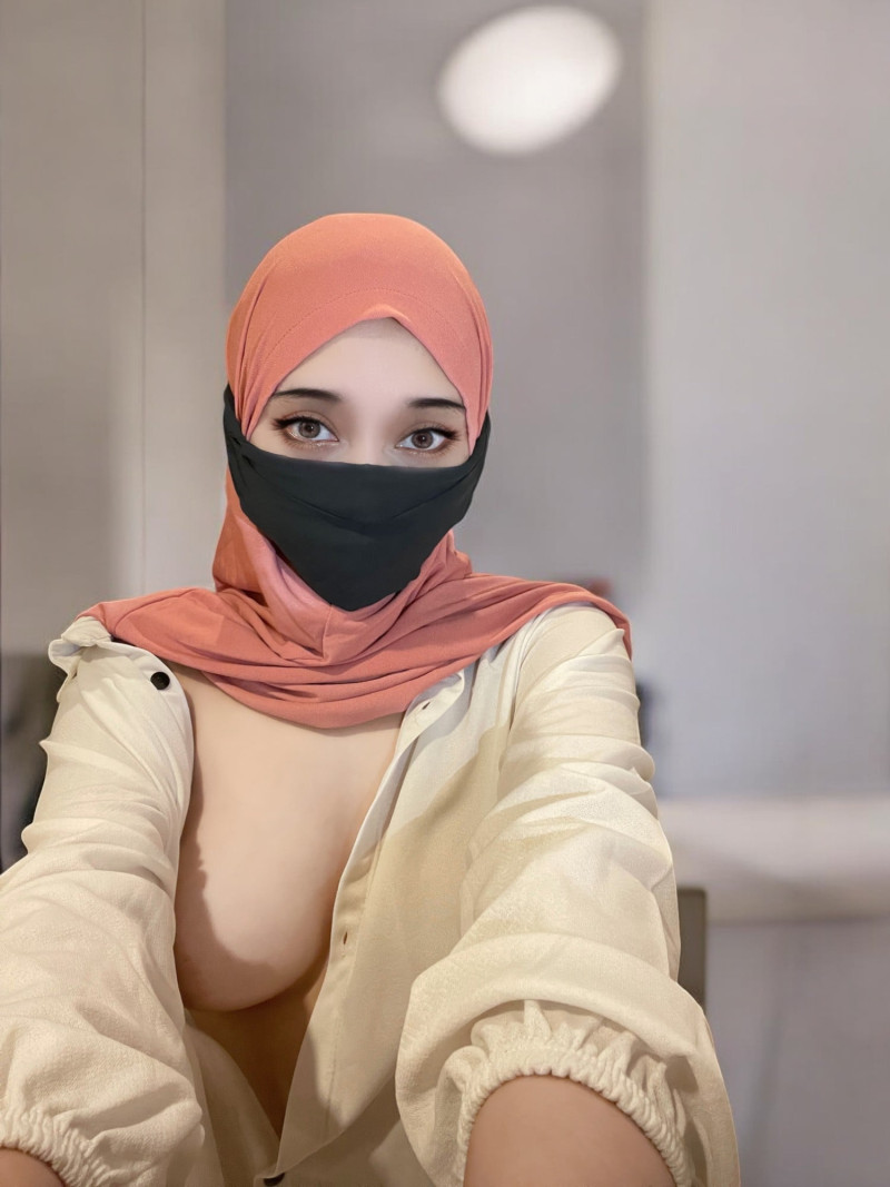 bet you can’t name a baddie above this hijabi