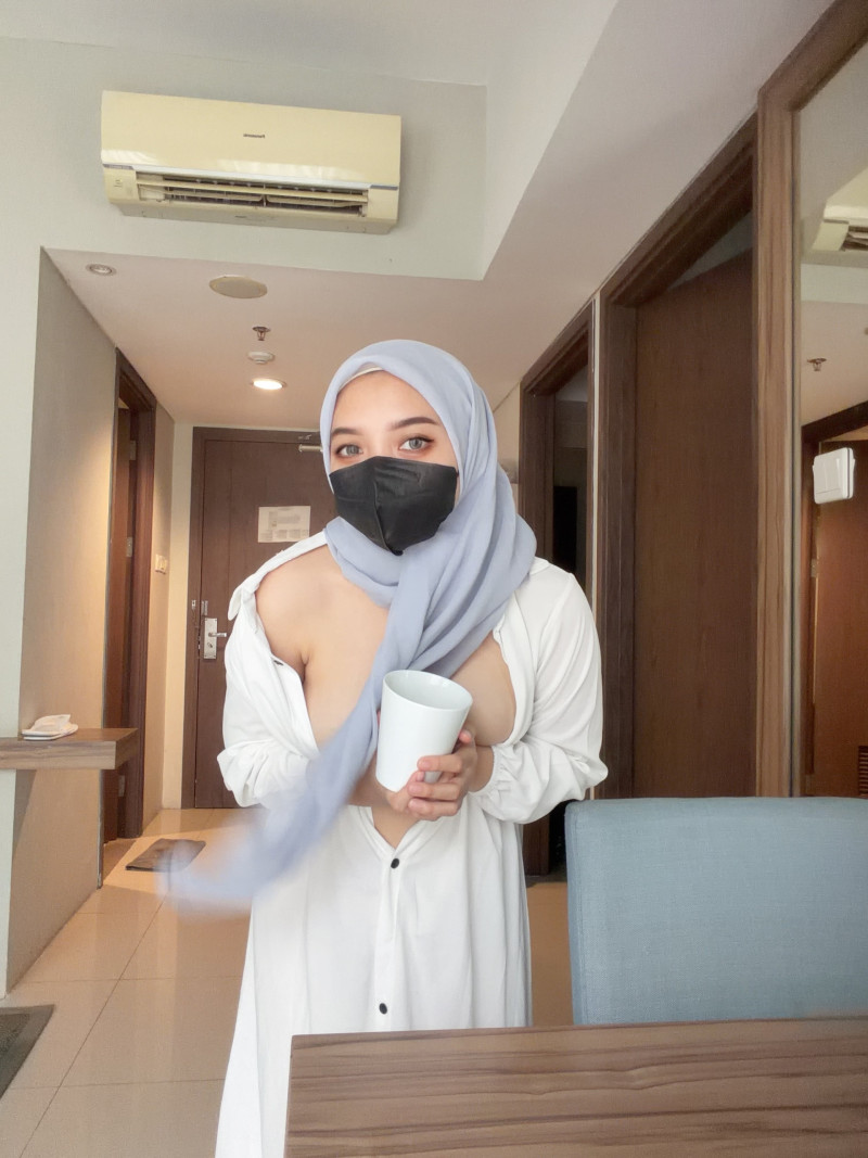Hijabi Muslim Milf Teases in Bedroom, Sucking and More